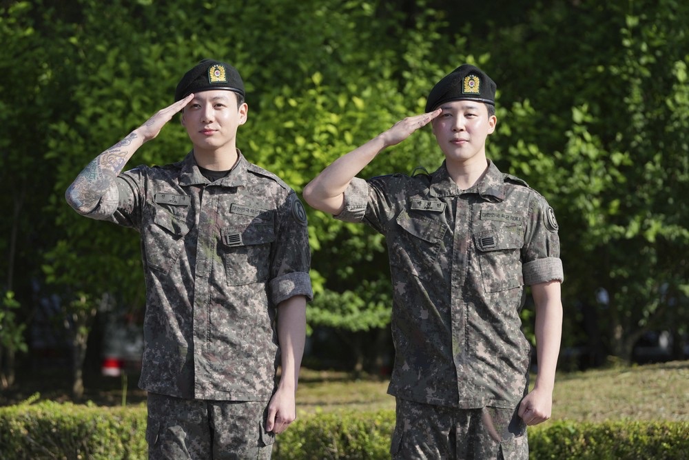 Jimin e Jung Kook são dispensados do exército e BTS se prepara para voltar em 2025
