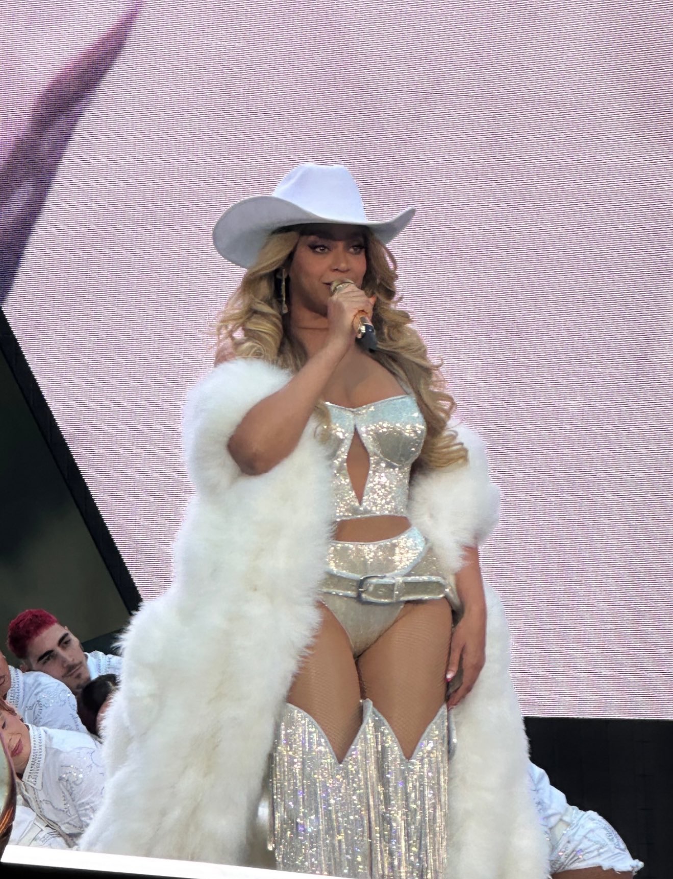 Beyoncé estreia show em Paris com estádio lotado, look novo e participação de Miley Cyrus!