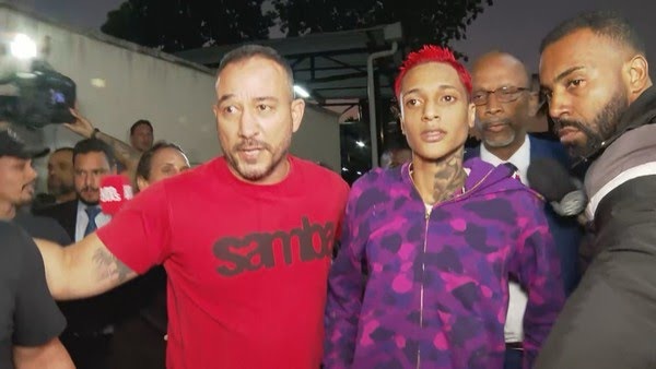 Rapper Oruam se entrega à polícia e é indiciado por sete crimes